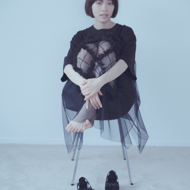 杉咲花がまとう、〈Ray BEAMS〉の個性を宿したTシャツ