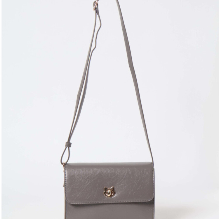 猫モチーフが目を引く🐈スクエアショルダーバッグ👜