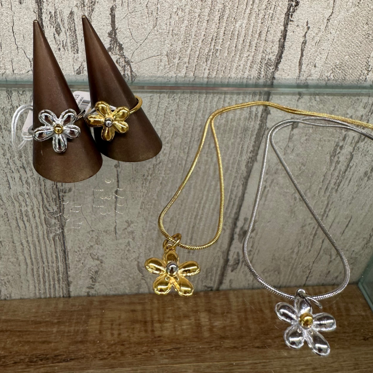 フラワーアクセサリーのご紹介🌼