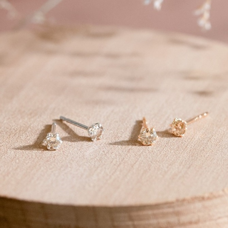 シンプルな一粒ピアス